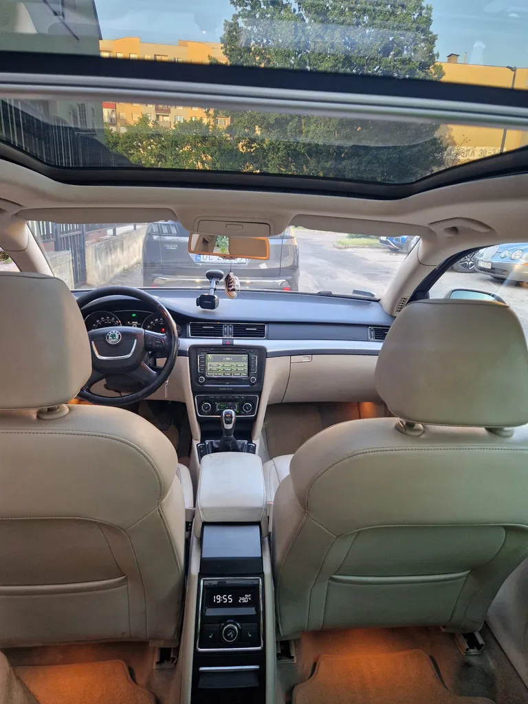Zdjęcie: 2011 Skoda Superb