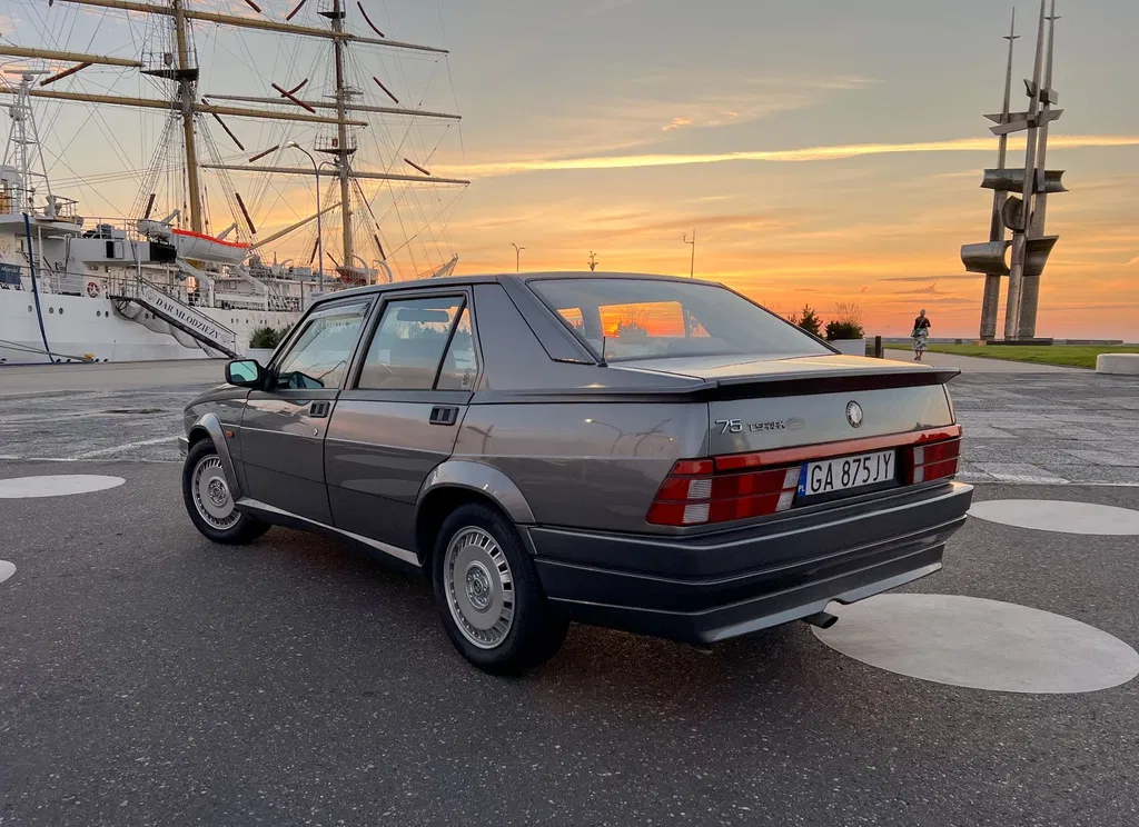 Zdjęcie: 1990 Alfa Romeo 75