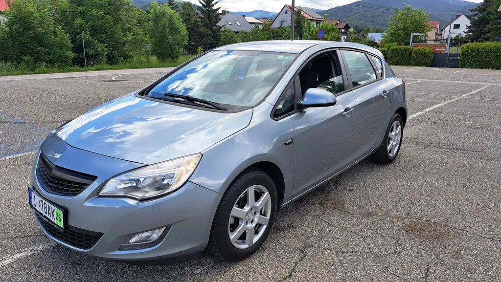 Zdjęcie: 2011 Opel Astra