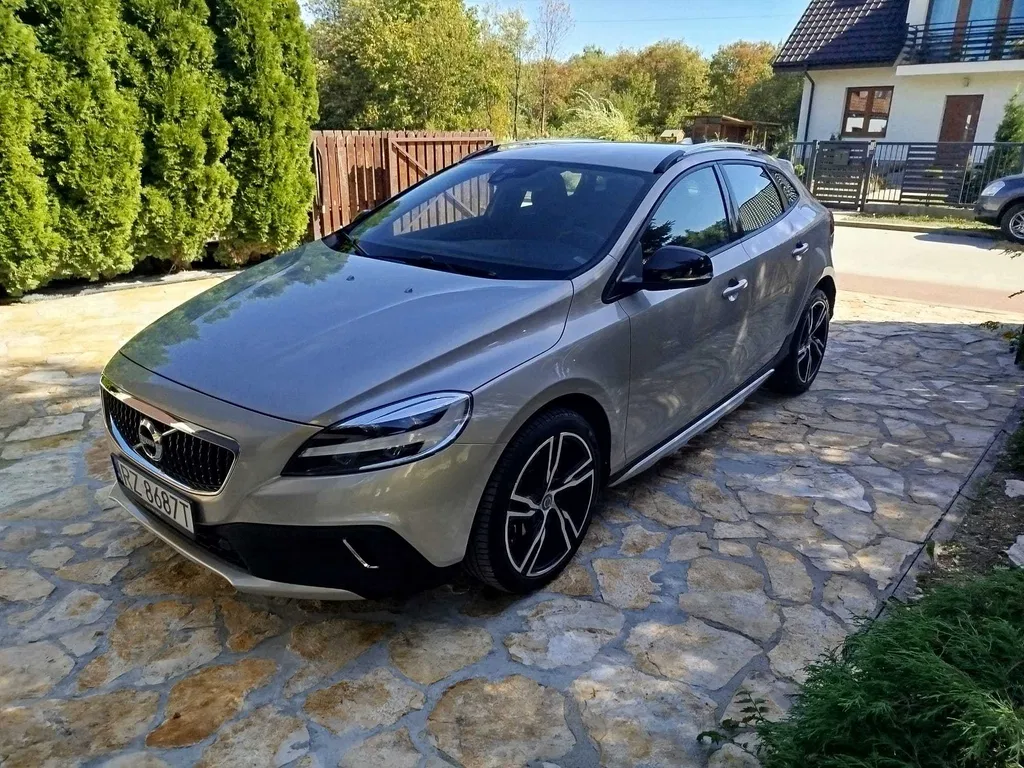Zdjęcie: 2018 Volvo V40 Cross Country